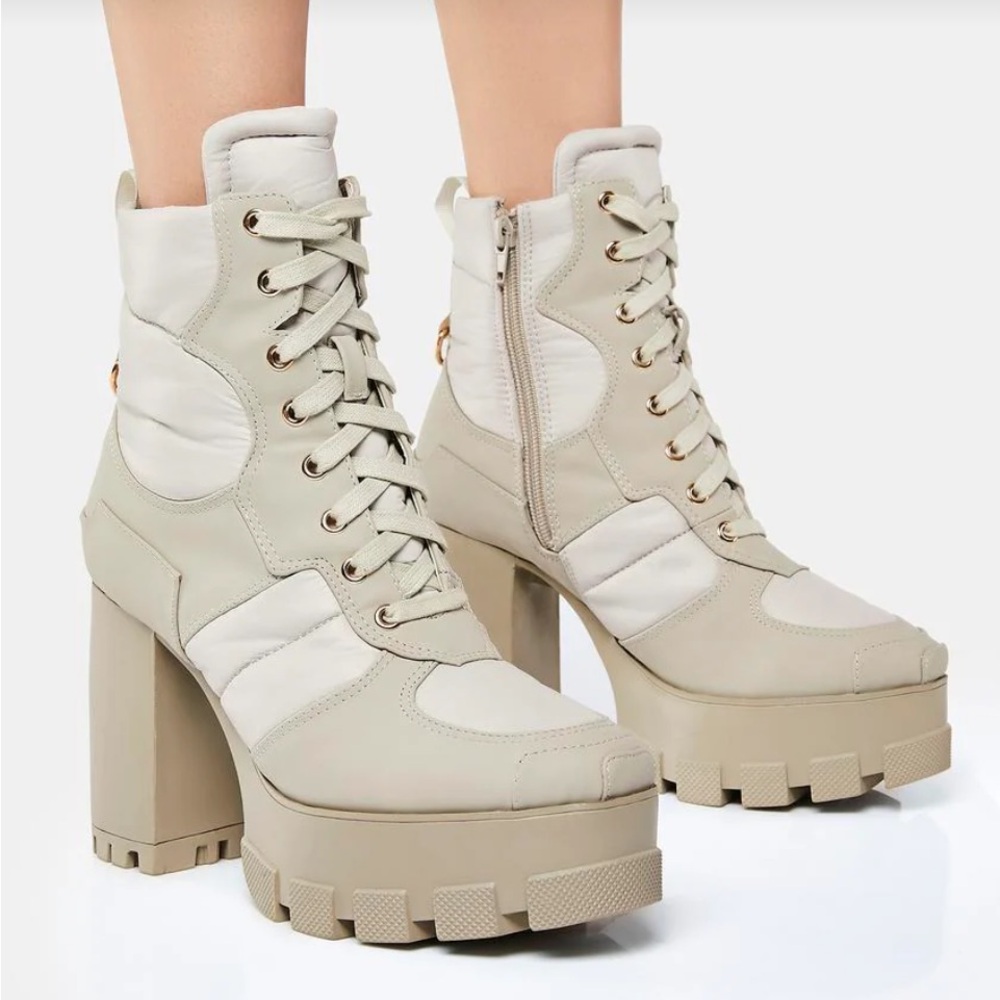 AZALEA WANG MARSALA LACE UP CHUNKY BOOTIE IN SAGE
BOOTS 71/2